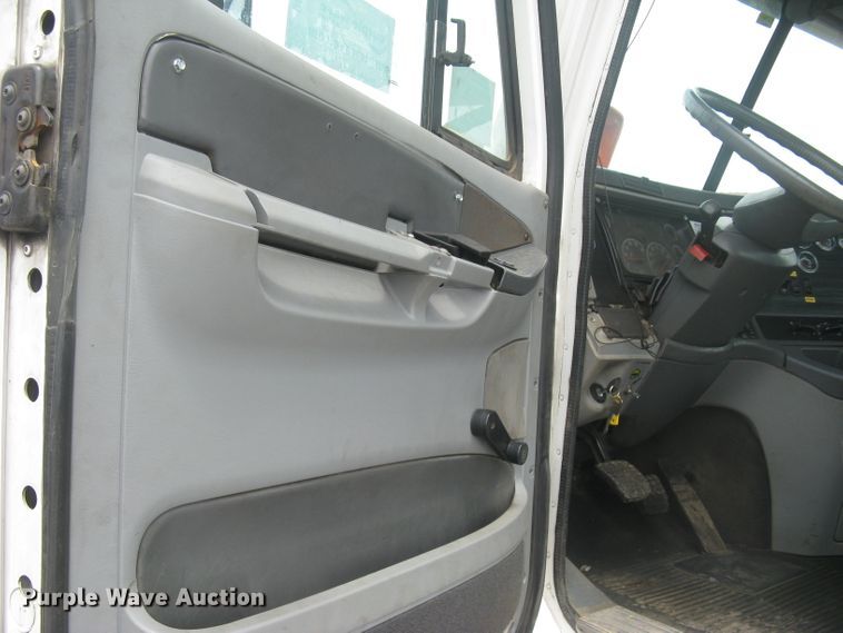 image for item DG5260 2005 Freightliner Columbia 120  semi truck