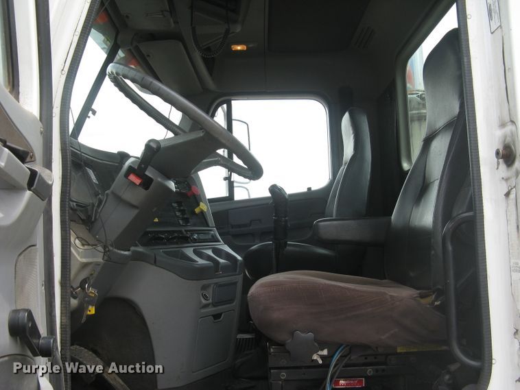 image for item DG5260 2005 Freightliner Columbia 120  semi truck