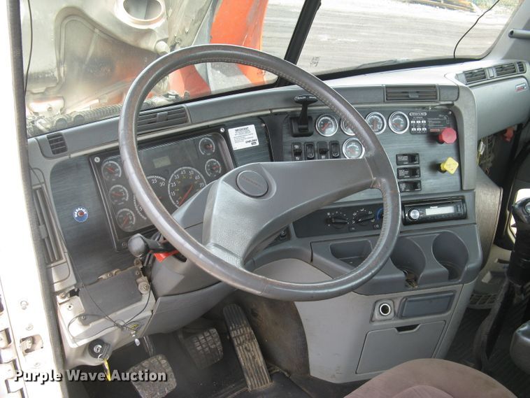 image for item DG5260 2005 Freightliner Columbia 120  semi truck