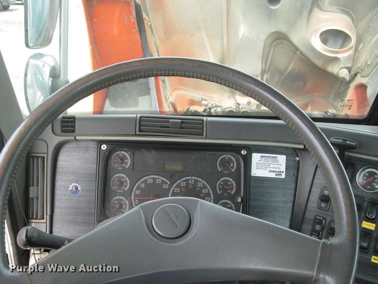 image for item DG5260 2005 Freightliner Columbia 120  semi truck