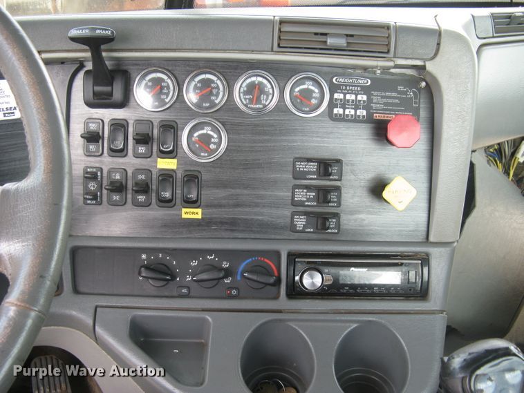 image for item DG5260 2005 Freightliner Columbia 120  semi truck