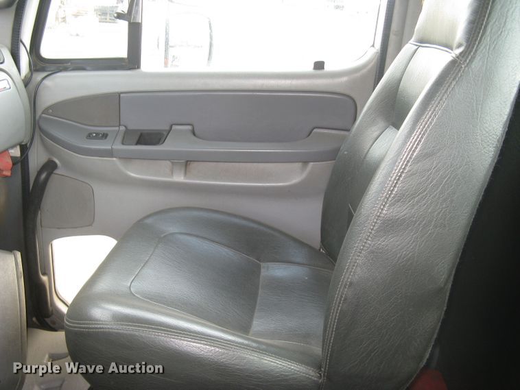 image for item DG5260 2005 Freightliner Columbia 120  semi truck