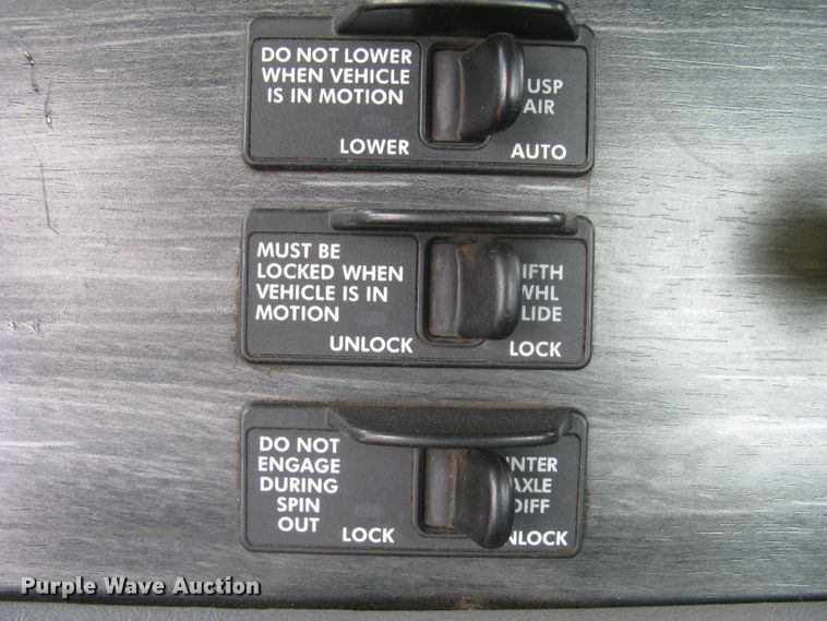 image for item DG5260 2005 Freightliner Columbia 120  semi truck