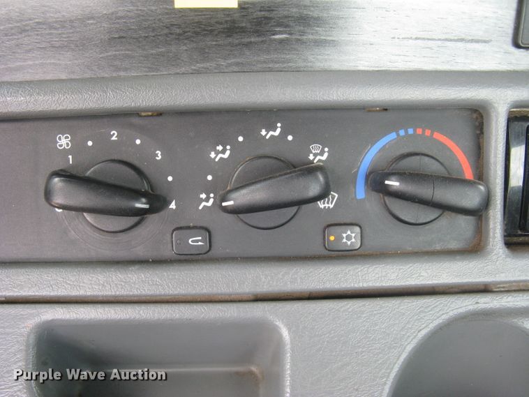 image for item DG5260 2005 Freightliner Columbia 120  semi truck