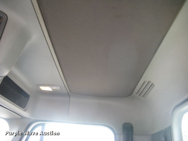 image for item DG5260 2005 Freightliner Columbia 120  semi truck