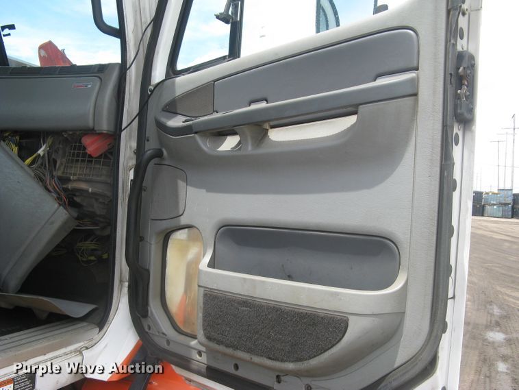 image for item DG5260 2005 Freightliner Columbia 120  semi truck