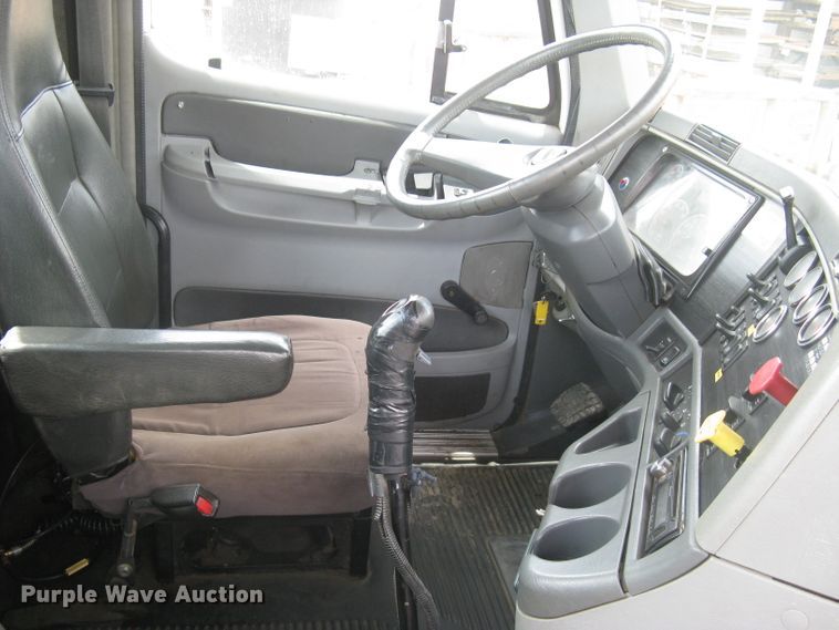 image for item DG5260 2005 Freightliner Columbia 120  semi truck