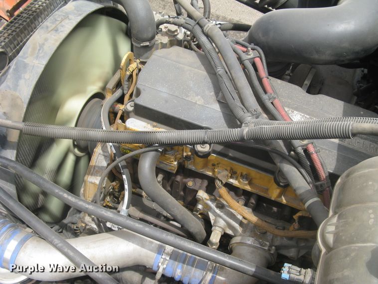 image for item DG5260 2005 Freightliner Columbia 120  semi truck