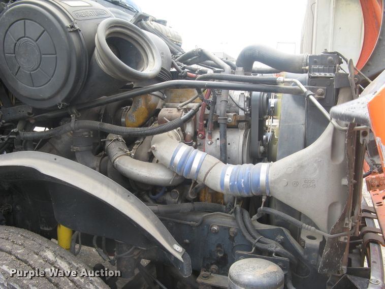 image for item DG5260 2005 Freightliner Columbia 120  semi truck