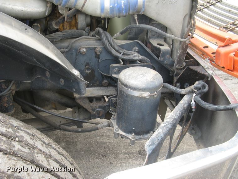 image for item DG5260 2005 Freightliner Columbia 120  semi truck