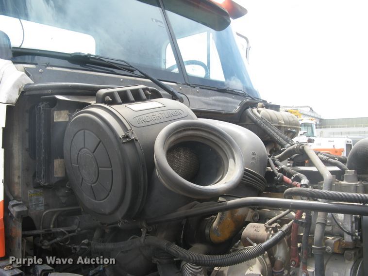 image for item DG5260 2005 Freightliner Columbia 120  semi truck