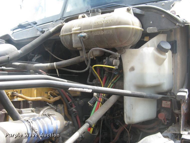 image for item DG5260 2005 Freightliner Columbia 120  semi truck