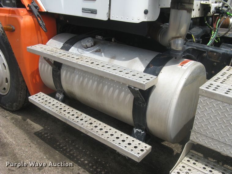 image for item DG5260 2005 Freightliner Columbia 120  semi truck