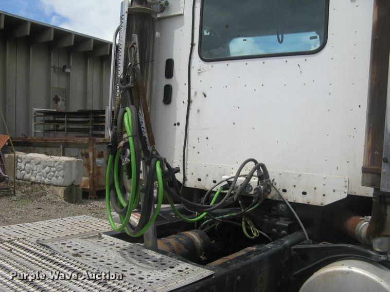 image for item DG5260 2005 Freightliner Columbia 120  semi truck