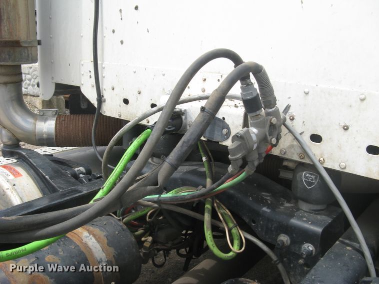 image for item DG5260 2005 Freightliner Columbia 120  semi truck