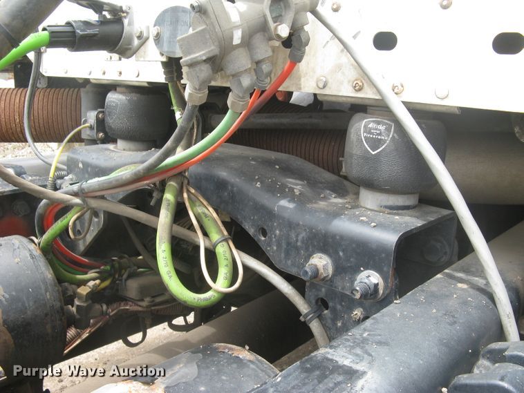 image for item DG5260 2005 Freightliner Columbia 120  semi truck