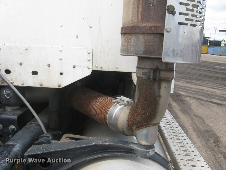 image for item DG5260 2005 Freightliner Columbia 120  semi truck