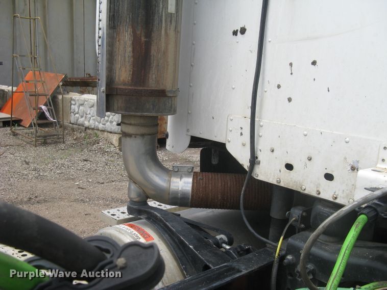 image for item DG5260 2005 Freightliner Columbia 120  semi truck