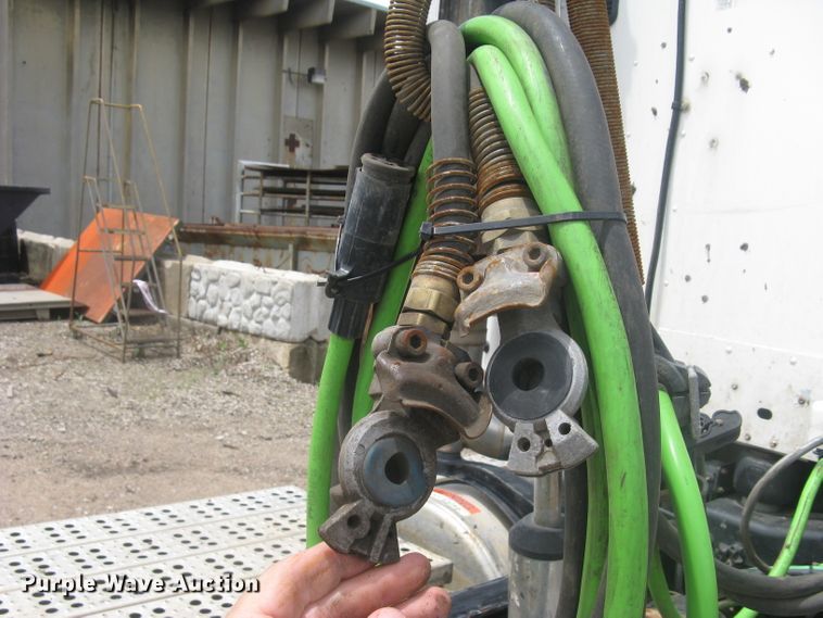 image for item DG5260 2005 Freightliner Columbia 120  semi truck