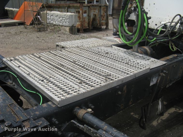 image for item DG5260 2005 Freightliner Columbia 120  semi truck