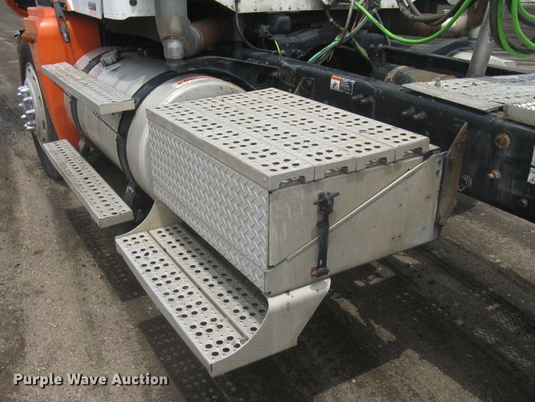 image for item DG5260 2005 Freightliner Columbia 120  semi truck