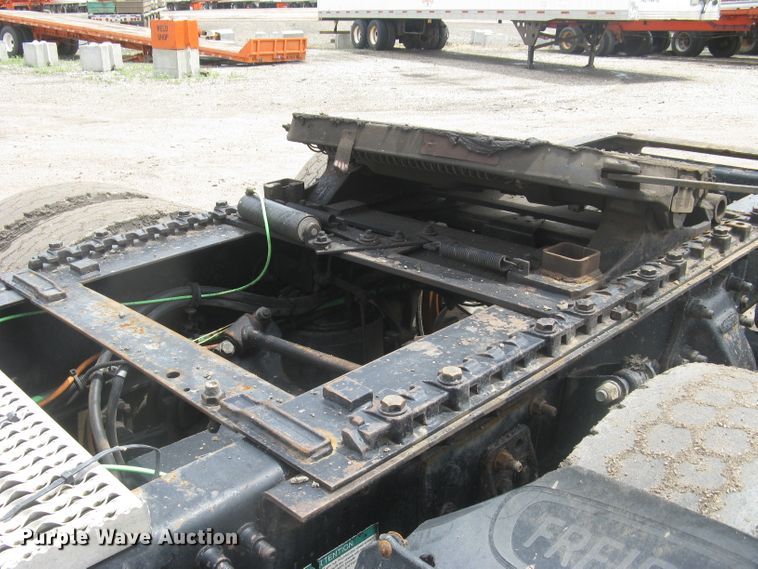 image for item DG5260 2005 Freightliner Columbia 120  semi truck