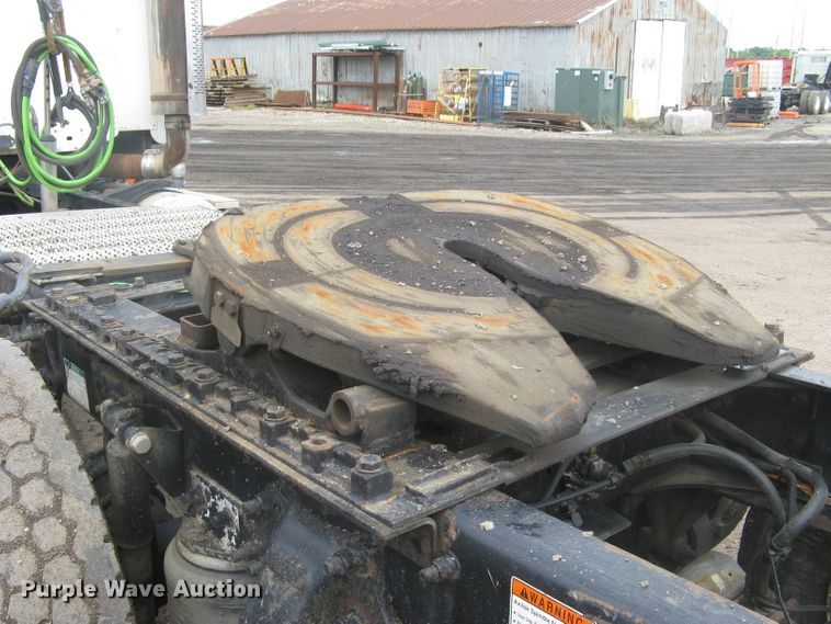 image for item DG5260 2005 Freightliner Columbia 120  semi truck