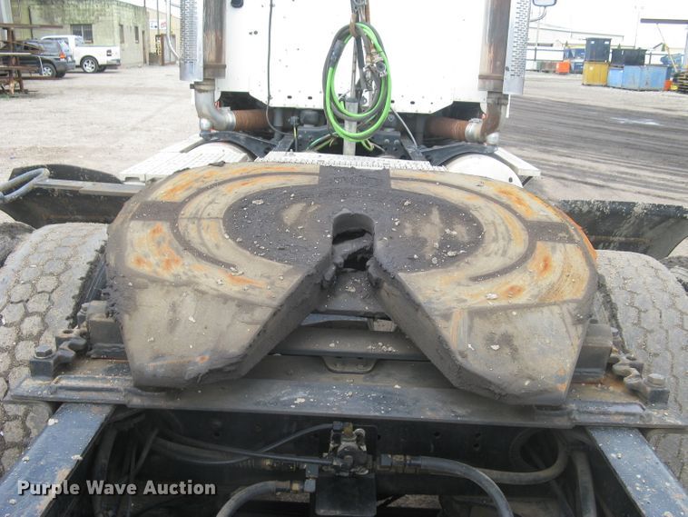 image for item DG5260 2005 Freightliner Columbia 120  semi truck