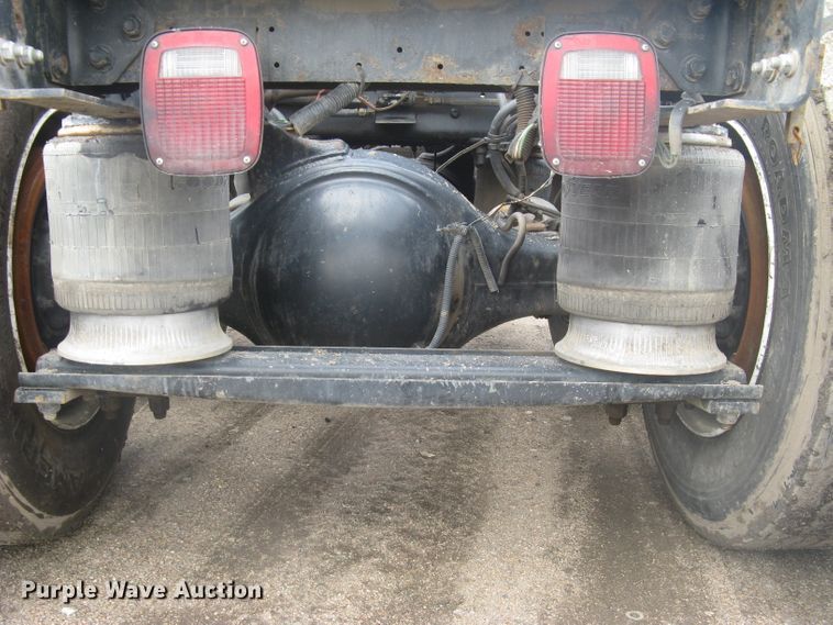 image for item DG5260 2005 Freightliner Columbia 120  semi truck