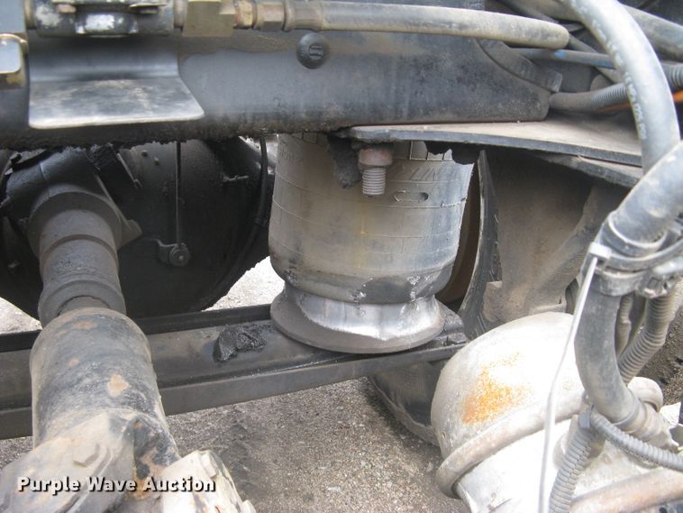 image for item DG5260 2005 Freightliner Columbia 120  semi truck