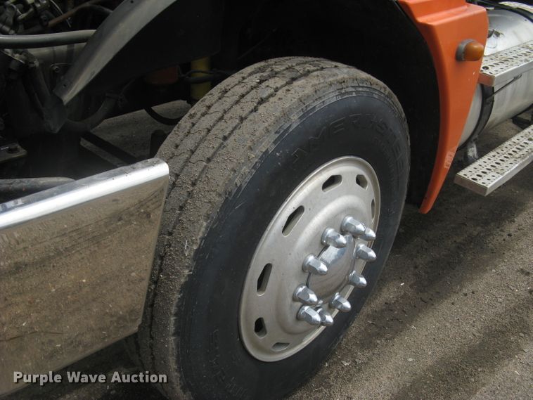 image for item DG5260 2005 Freightliner Columbia 120  semi truck