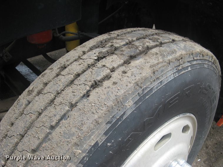 image for item DG5260 2005 Freightliner Columbia 120  semi truck