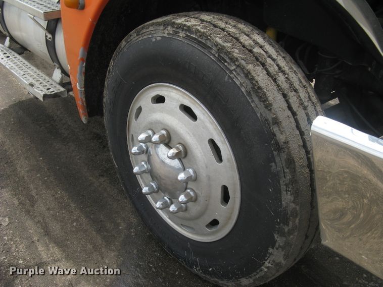 image for item DG5260 2005 Freightliner Columbia 120  semi truck