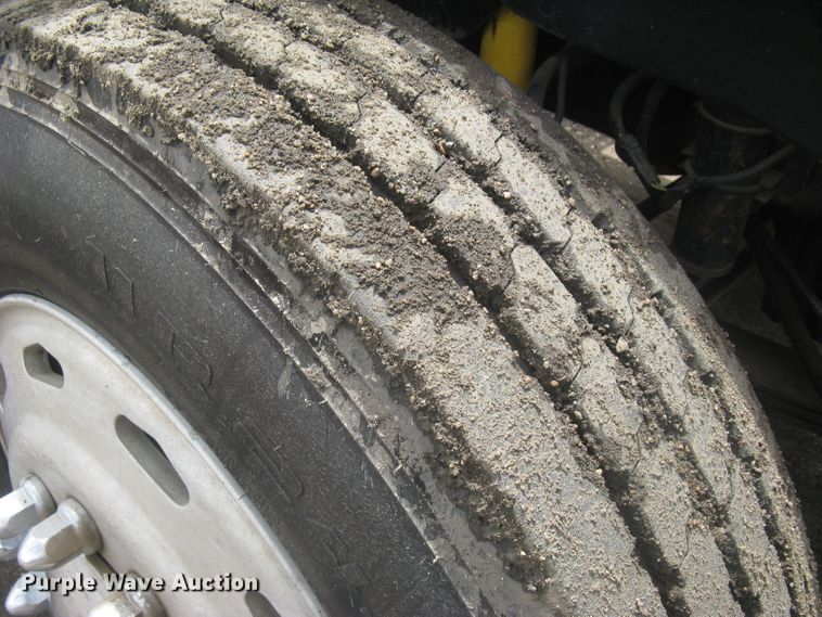 image for item DG5260 2005 Freightliner Columbia 120  semi truck