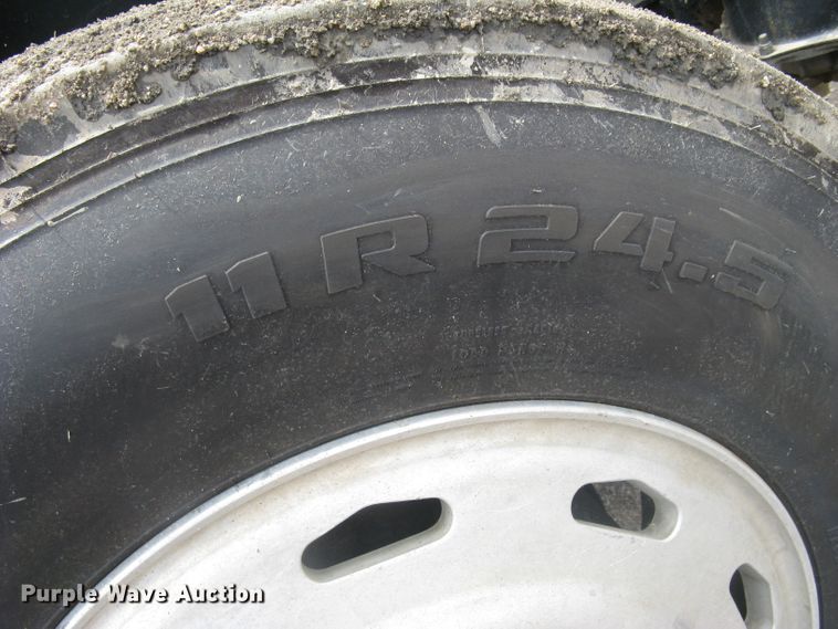 image for item DG5260 2005 Freightliner Columbia 120  semi truck