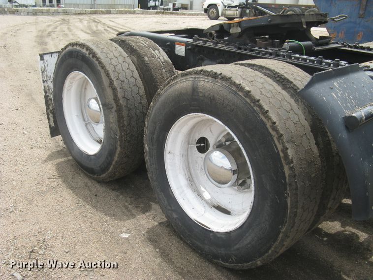 image for item DG5260 2005 Freightliner Columbia 120  semi truck