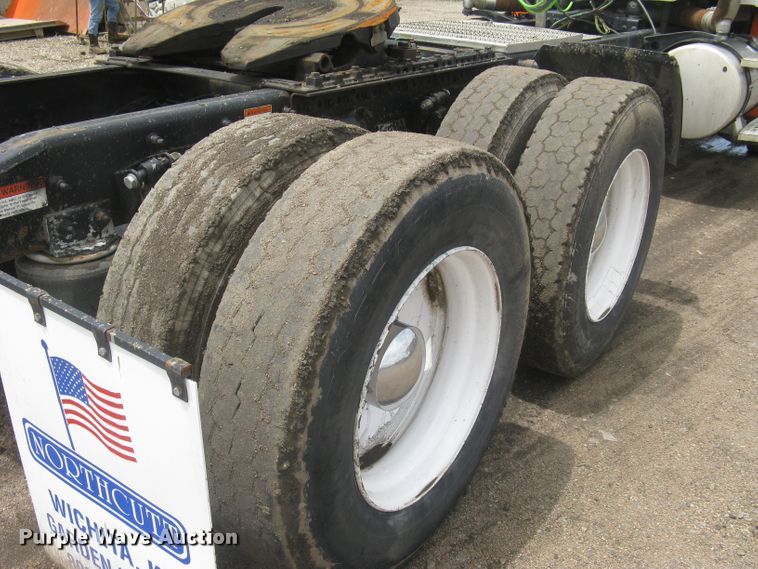 image for item DG5260 2005 Freightliner Columbia 120  semi truck