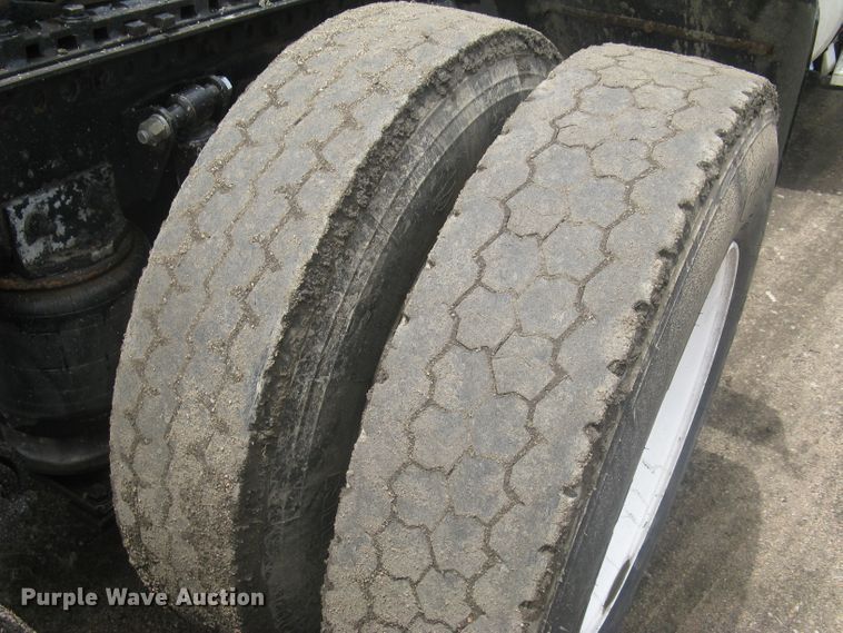 image for item DG5260 2005 Freightliner Columbia 120  semi truck