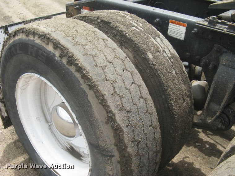 image for item DG5260 2005 Freightliner Columbia 120  semi truck