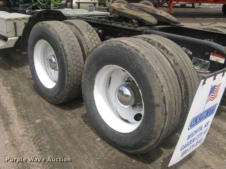 image for item DG5260 2005 Freightliner Columbia 120  semi truck