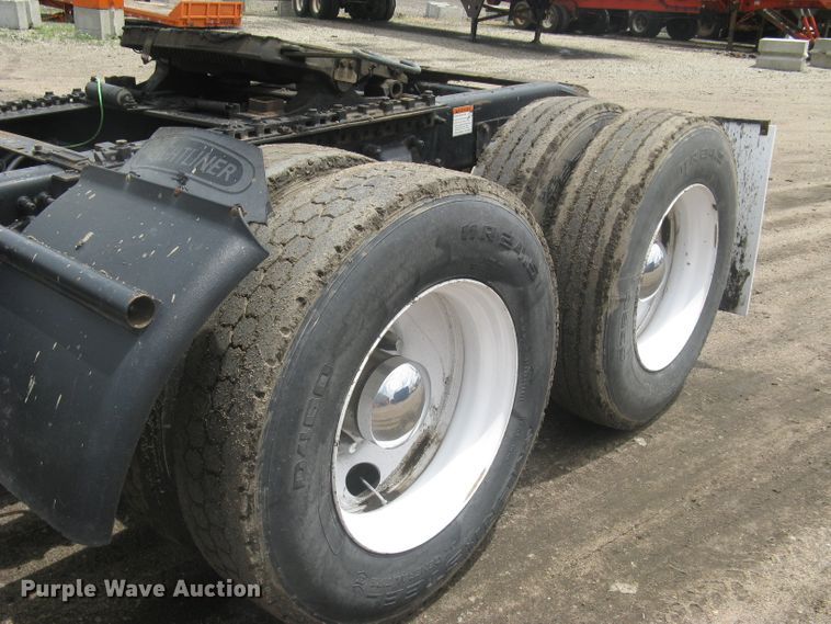 image for item DG5260 2005 Freightliner Columbia 120  semi truck