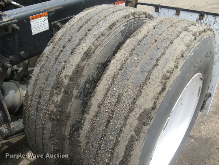 image for item DG5260 2005 Freightliner Columbia 120  semi truck