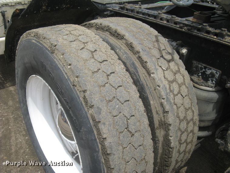 image for item DG5260 2005 Freightliner Columbia 120  semi truck