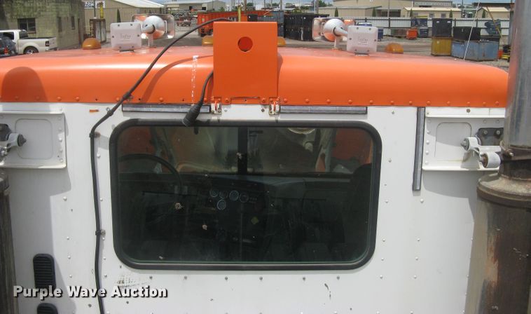 image for item DG5260 2005 Freightliner Columbia 120  semi truck