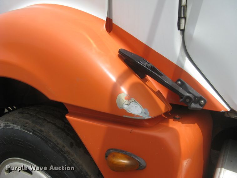 image for item DG5260 2005 Freightliner Columbia 120  semi truck