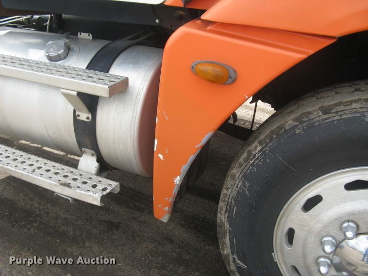 image for item DG5260 2005 Freightliner Columbia 120  semi truck