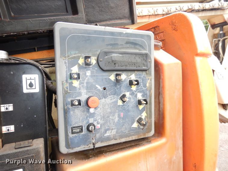 image for item DI6741 1999 JLG 600A  boom lift