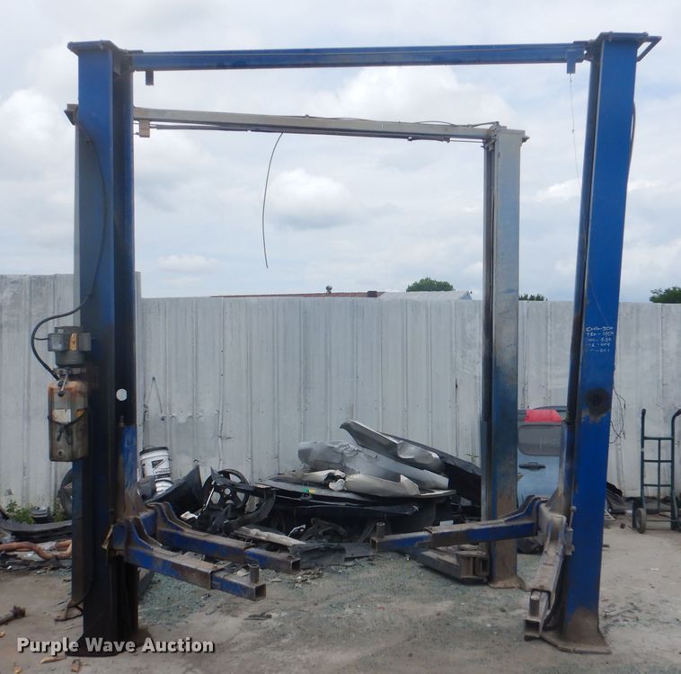 image for item DJ0551 (2) GPO 10 two post automotive lifts