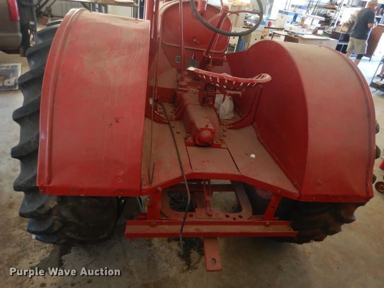 image for item DL0406 International W30  tractor