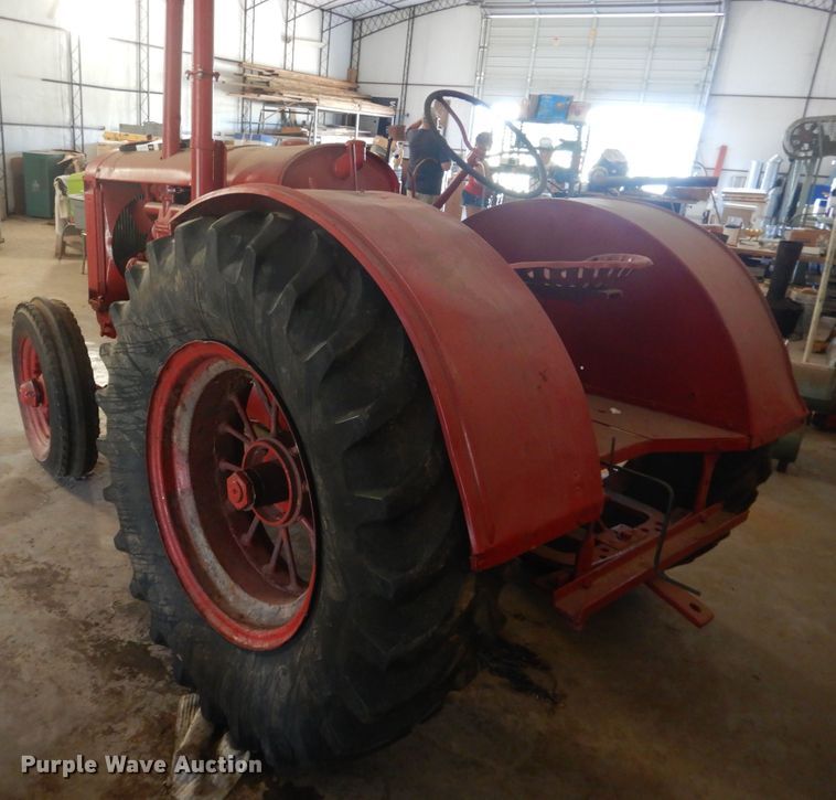 image for item DL0406 International W30  tractor